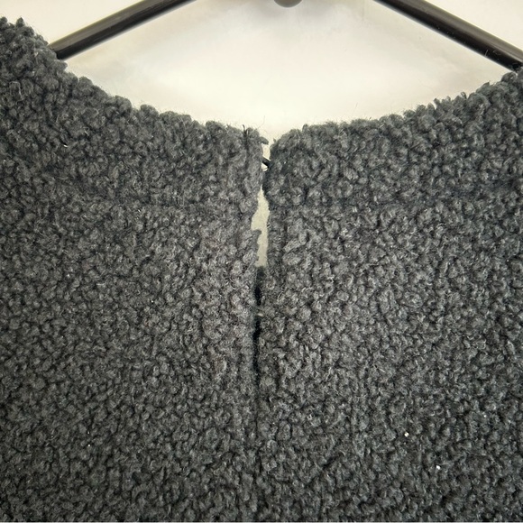 Lululemon Black Textured Fleece Embroidered Logo Cropped Tee/Top Size 4 - Picture 13 of 14